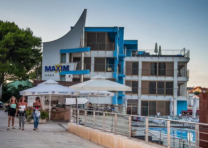 Maxim 4* Божава